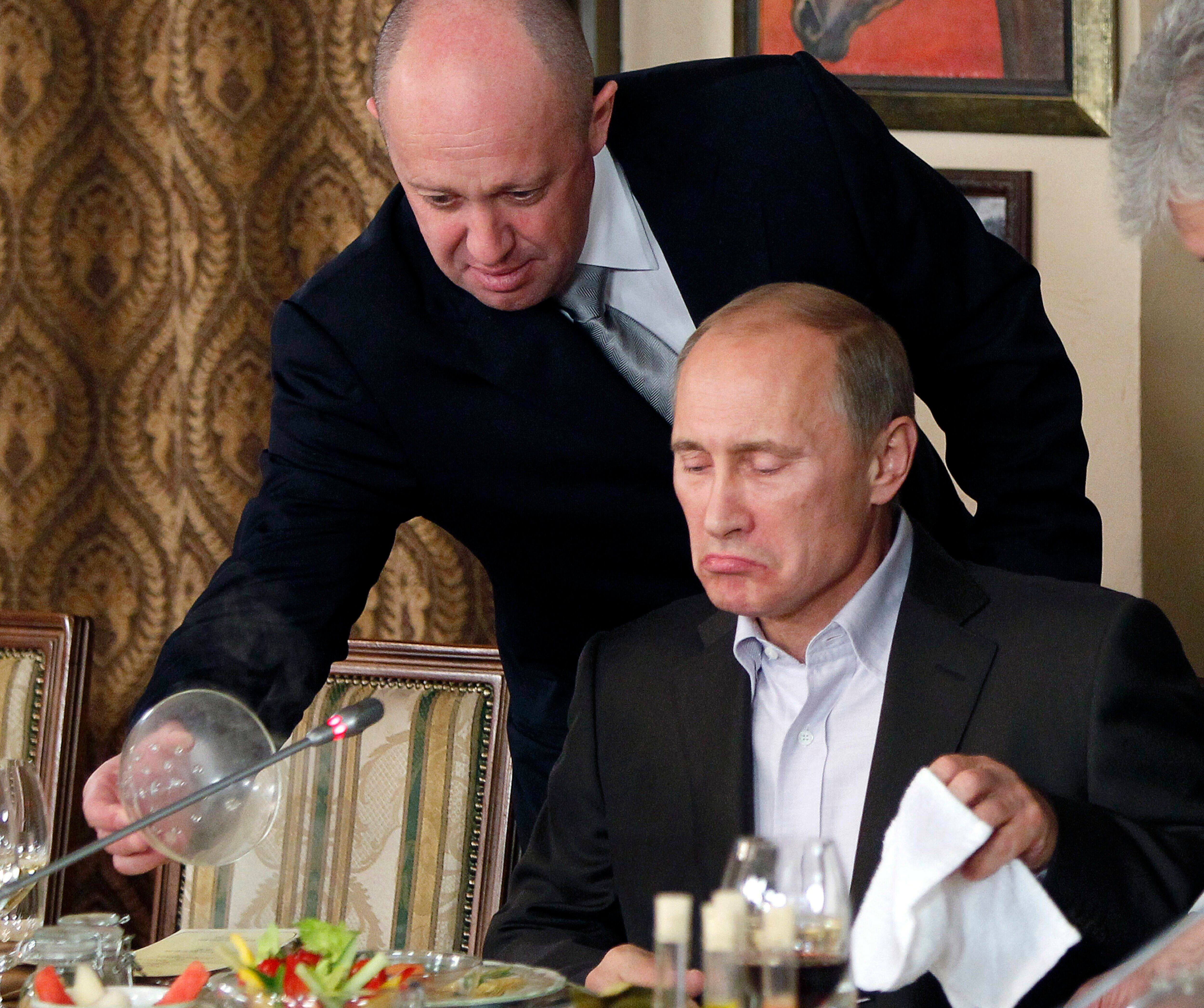 Yevgueni Prigozhin, actual jefe de Wagner, sirve comida al entonces primer ministro ruso Vladímir Putin, en de Prigozhin, a las afueras de Moscú, el 11 de noviembre de 2011. 