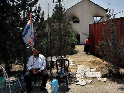 Un colono israelí, delante de su casa en la Franja de Gaza.