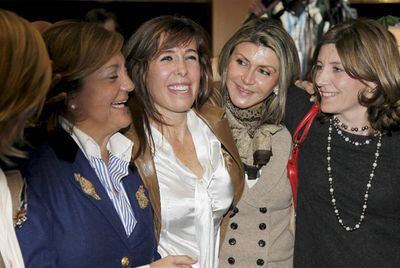 Alicia Sánchez-Camacho (en el centro) celebra los resultados con militantes del PP.