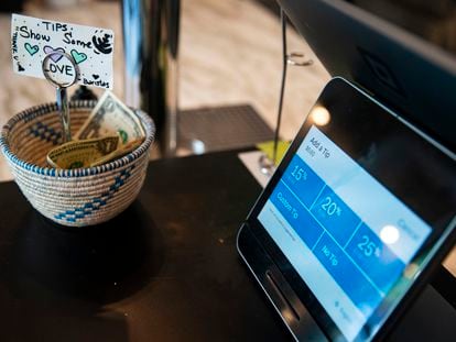 Un dispositivo de pago en una cafetería en el distrito Union Market en Washington, EE UU.