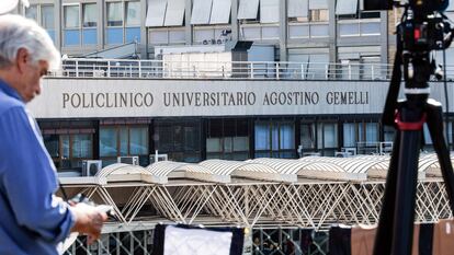 Entrada del hospital Gemelli, este jueves en Roma, donde está ingresado el papa Francisco tras a la operación a la que se sometió el miércoles.