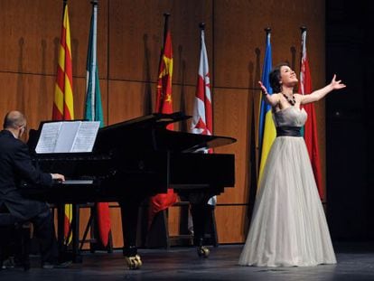 La joven soprano ucraniana Olga Kulchynska,, ganadora del vi&ntilde;as, durante el concurso. 