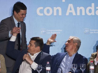 Rosario Soto, Antonio Sanz, Carlos Rojas (de pie), Javier Arenas e Ignacio Zoido, en la reunión del grupo parlamentario popular en Carmona (Sevilla).