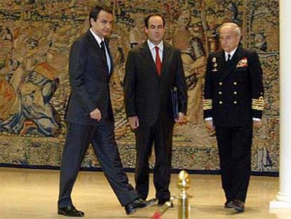 Zapatero, ayer, junto a José Bono y Antonio Moreno Barberá, jefe del Estado Mayor de la Defensa.
