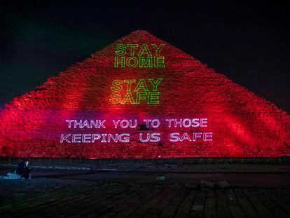 Campaña "Quédate en casa" proyectada el lunes por las autoridades egipcias sobre la pirámide de Keops.