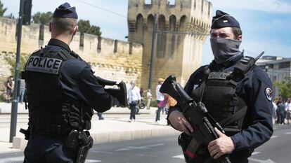 Policías franceses en Aviñón el 9 de mayo, en una imagen de archivo.
