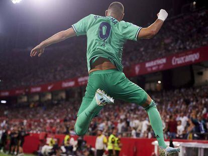 Benzema celebra su gol al Sevilla en el Pizjuán.
