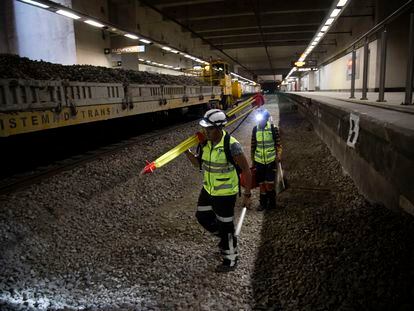 Trabajadores del Sistema de Transporte Colectivo Metro, laboran en las obras de mantenimiento y refuerzo de estructura de la linea 12.