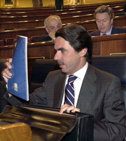 José María Aznar saca de la cartera su famoso cuaderno azul en el Congreso, en una imagen sin datar.