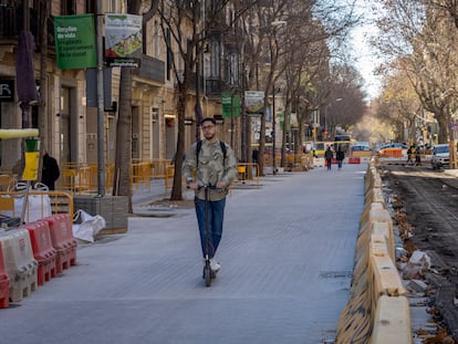 Las obras en la fase final de la Superilla en Consell de Cent, en Barcelona.