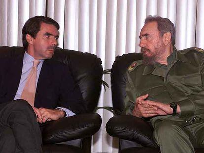 José María Aznar y Fidel Castro conversan en el aeropuerto de La Habana mientras esperan la llegada de los Reyes de España, en 1999.