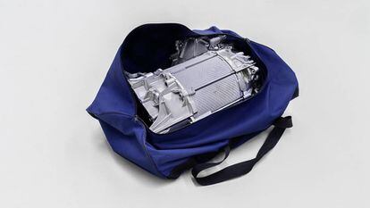 El motor eléctrico del ID.3 rinde 200 CV, pero es tan compacto que cabe en una bolsa de deporte.