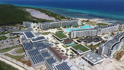 Vista del Hotel Ocean Coral Spring en Jamaica y de la planta eléctrica híbrida que Sampol ha construido para el complejo hotelero.