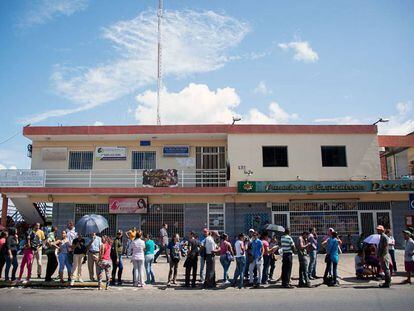 Fila en un supermercado en Ciudad Bolívar (Venezuela) el pasado diciembre.