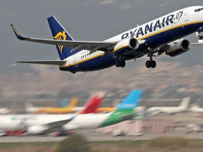 Un avión B737 de Ryanair en la operación de aterrizaje en el aeropuerto de Barcelona-El Prat.