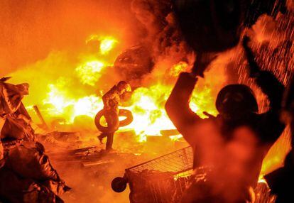 Manifestantes durante una protesta antigubernamental en el centro de Kiev (Ucrania), 22 de enero de 2014.