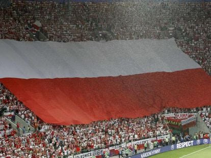 Los aficionados despliegan una gran bandera de Polonia antes del comienzo del encuentro en el Estadio Municipal de Breslavia