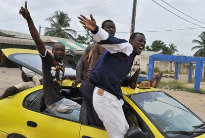 Un grupo de jóvenes marfileños celebran el arresto de Laurent Gbagbo