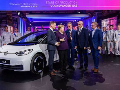 El ministro presidente de Sajonia, Michael Kretschmer y la canciller alemana Angela Merkel, presentan junto a directivos de Volkswagen y E-Mobility la producción del coche eléctrico ID.3 en la fabrica de Zwickau.