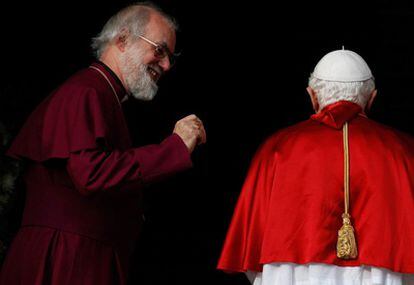 Rowan Williams charla con el Papa a su llegada al Palacio de Lambeth.