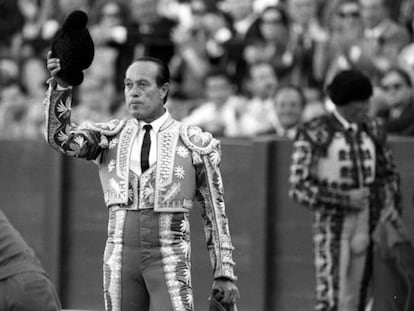 Curro Romero, en la plaza de la Maestranza, en 1999.