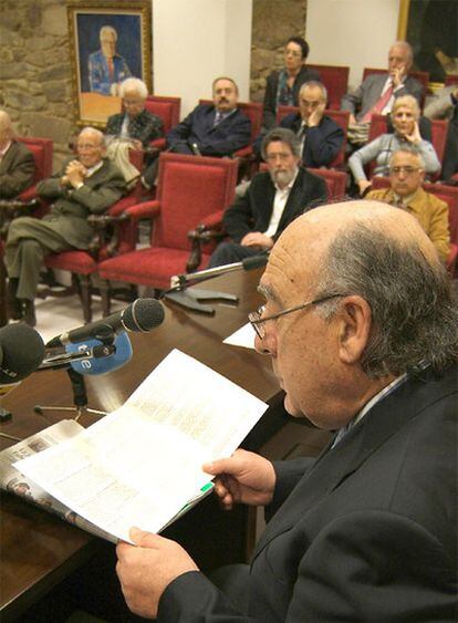 El presidente de la Real Academia Galega, lee el manifiesto aproado en el plenario de la institución.
