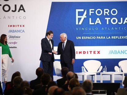 Los expresidentes de Gobierno Mariano Rajoy y Felipe González, durante la segunda jornada del Foro La Toja en O Grove (Galicia), este viernes.