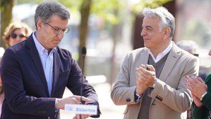El presidente del Partido Popular, Alberto Núñez Feijóo, y el candidato del PP a lehendakari, Javier de Andrés, este viernes en Bilbao.