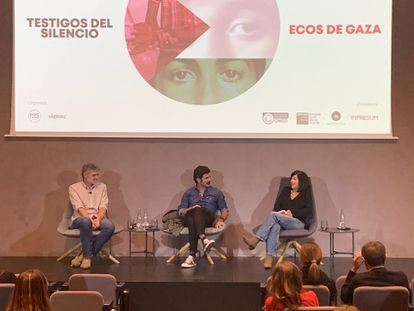 De izquierda a derecha, el investigador por la paz Alejandro Pozo, el reportero de guerra y cineasta Hernán Zin y la periodista valenciana Remei Blasco, en la mesa redonda celebrada la tarde del miércoles en el IVAM.