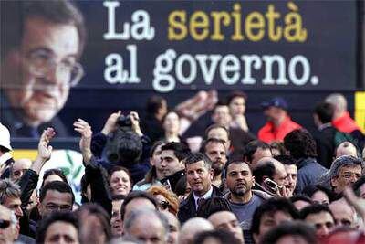 Partidarios de Romano Prodi siguen el recuento desde el cuartel general del centro-izquierda en una calle de Roma.