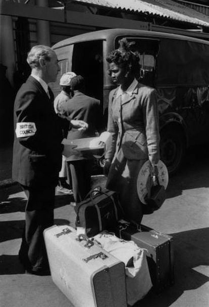 Un oficial brit&aacute;nico controla la llegada de inmigrantes a Londres en 1956.