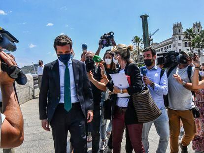 El líder del PP, Pablo Casado, evita responder a preguntas de los periodistas, durante su visita a Ceuta.