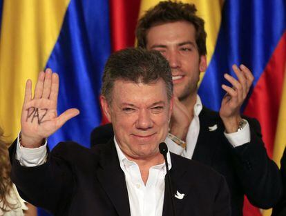 El presidente Juan Manuel Santos celebra con sus seguidores su triunfo en la segunda vuelta electoral.