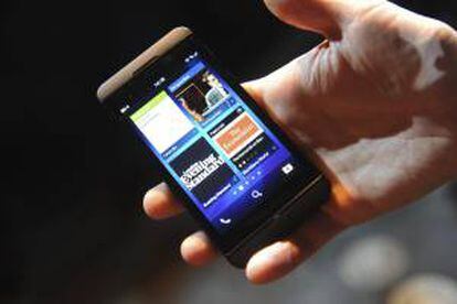 Una persona muestra una BlackBerry. EFE/Archivo