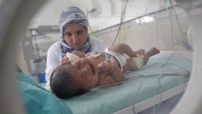Una enfermera atienda a un beb&eacute; en un hospital al sur de Gaza. 