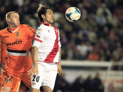 Larrivey contra el bal&oacute;n ante Mathieu.