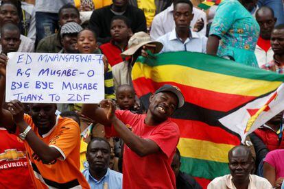 Asistentes al juramento de Emmerson Mnangagwa, como presidente de Zimbabue, este viernes en Harare.