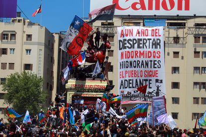 Manifestación en Santiago para celebrar el primer aniversario de las protestas sociales en Chile.
