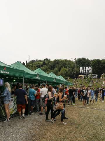 Las barras y sus camareros, vitales en cualquier cita festivalera.