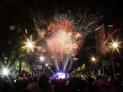 Fuegos artificiales durante las celebraciones de Año Nuevo en Ciudad de México.