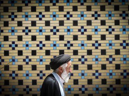 Un clérigo camina en Mashhad cerca de la tumba del imam Reza, el lugar de culto islámico más grande del mundo.