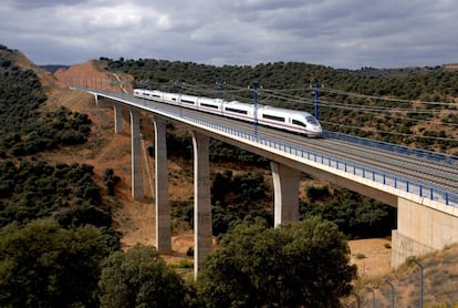 Un AVE que circula per la línia Madrid-Barcelona-frontera francesa, construïda per Acciona.
