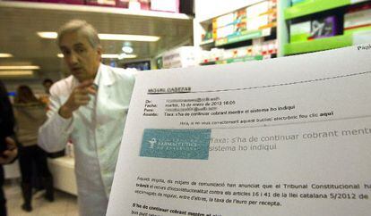 Un farmacéutico de Barcelona mostraba ayer la notificación que le había remitido el Colegio de Farmacéuticos. El texto señalaba que “se ha de continuar cobrando mientras el sistema informático no indique que la tasa es cero".