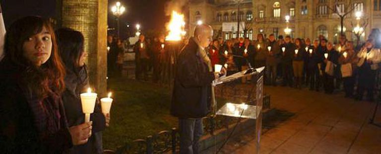 Participantes en una concentración en San Sebastián en recuerdo a las víctimas de ETA. En la foto, Ainara Carrasco (izqda.), hija de Isaías Carrasco, ex concejal de Arrasate asesinado por ETA en marzo, y el alcalde de San Sebastián, Odón Elorza (centro).