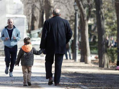 Jubilados pasean con su nieto