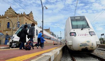 Unos pasajeros se dirigían a un convoy de Media Distancia de Renfe en la estación de Huelva.