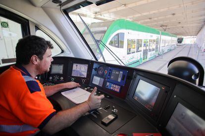 Un mecánico conduce e uno de los trenes tranvías de la Bahía de Cádiz en el interior de las cocheras, ubicadas en la localidad gaditana de Chiclana, final del recorrido de la línea.