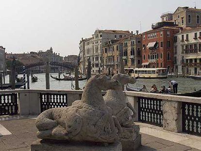 Caballos de piedra en el exterior del palacio Venier dei Leoni, con el Gran Canal y el puente de la Accademia al fondo.