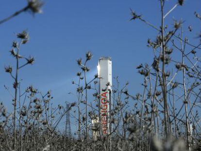 Una torre de una planta solar de Abengoa. 