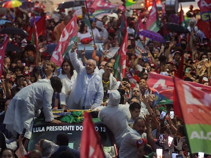 El expresidente y candidato Lula da Silva, este viernes en Juiz de Fora (Minas Gerais), junto a Simone Tebet, adversaria en la primera vuelta y ahora aliada, y la exministra Marina Silva.